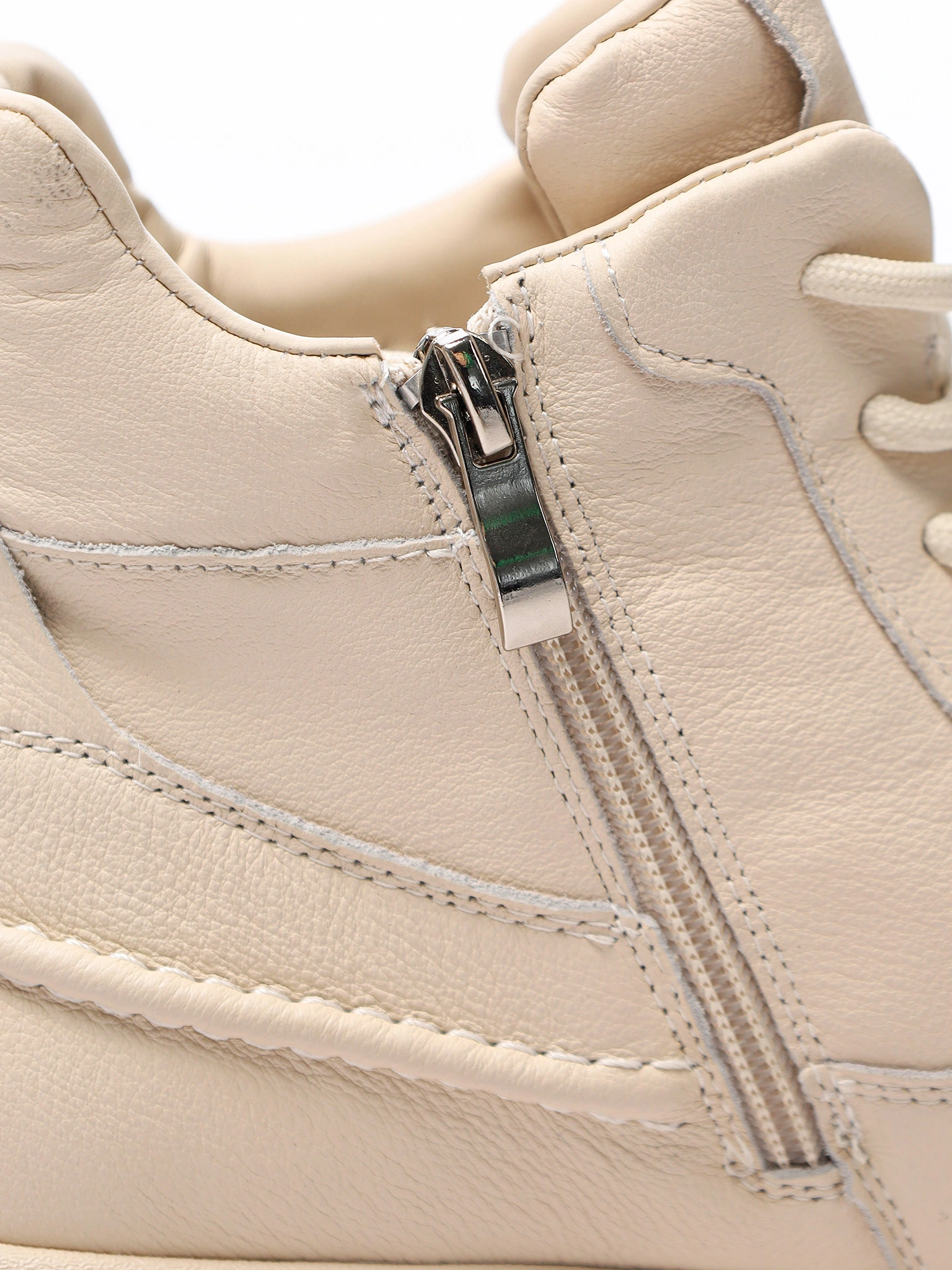 Кроссовки бежевого цвета на рельефной подошве